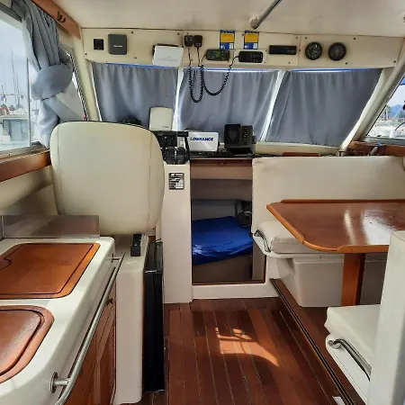 Bateau A Quai Port * Hendaye